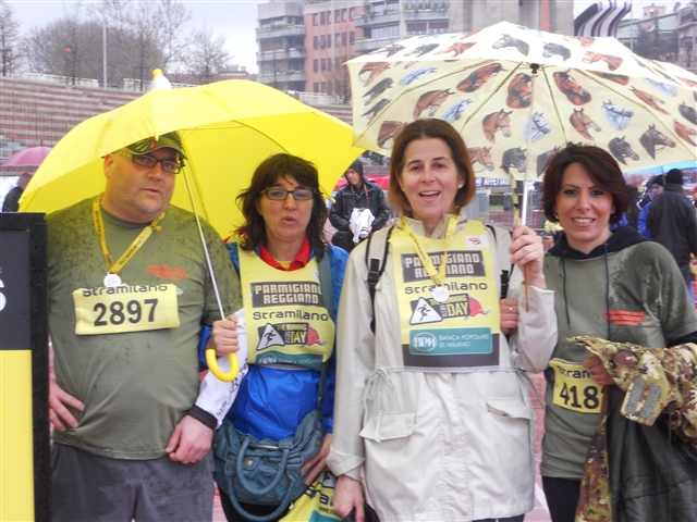 Marina e Angelitta vicino al cartello della Stramilano